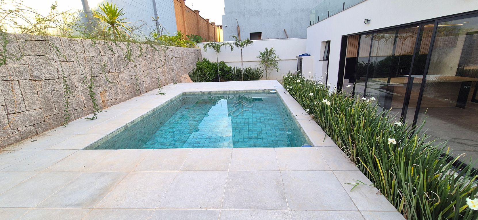 Casa 3 suítes com integração e lazer no Alphaville Dom Pedro 2