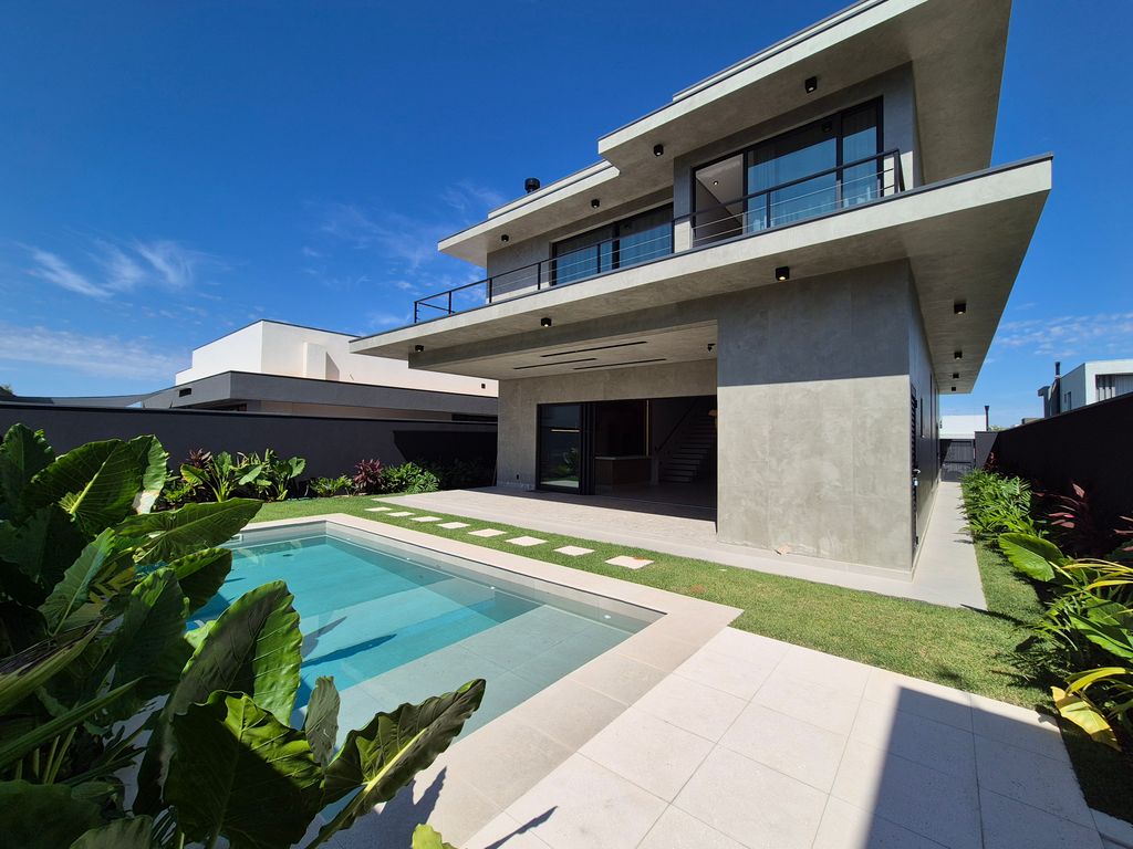 Luxo e Conforto: Descubra Seu Novo Lar de 360 m² com Piscina e Energia Solar!