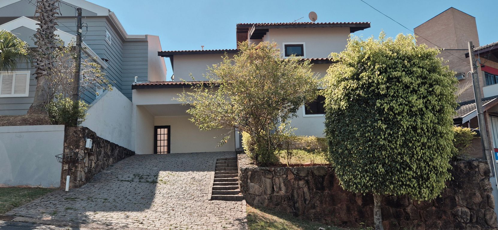🌿 Onde a natureza abraça, ✨ sua nova história começa. Casa à venda.