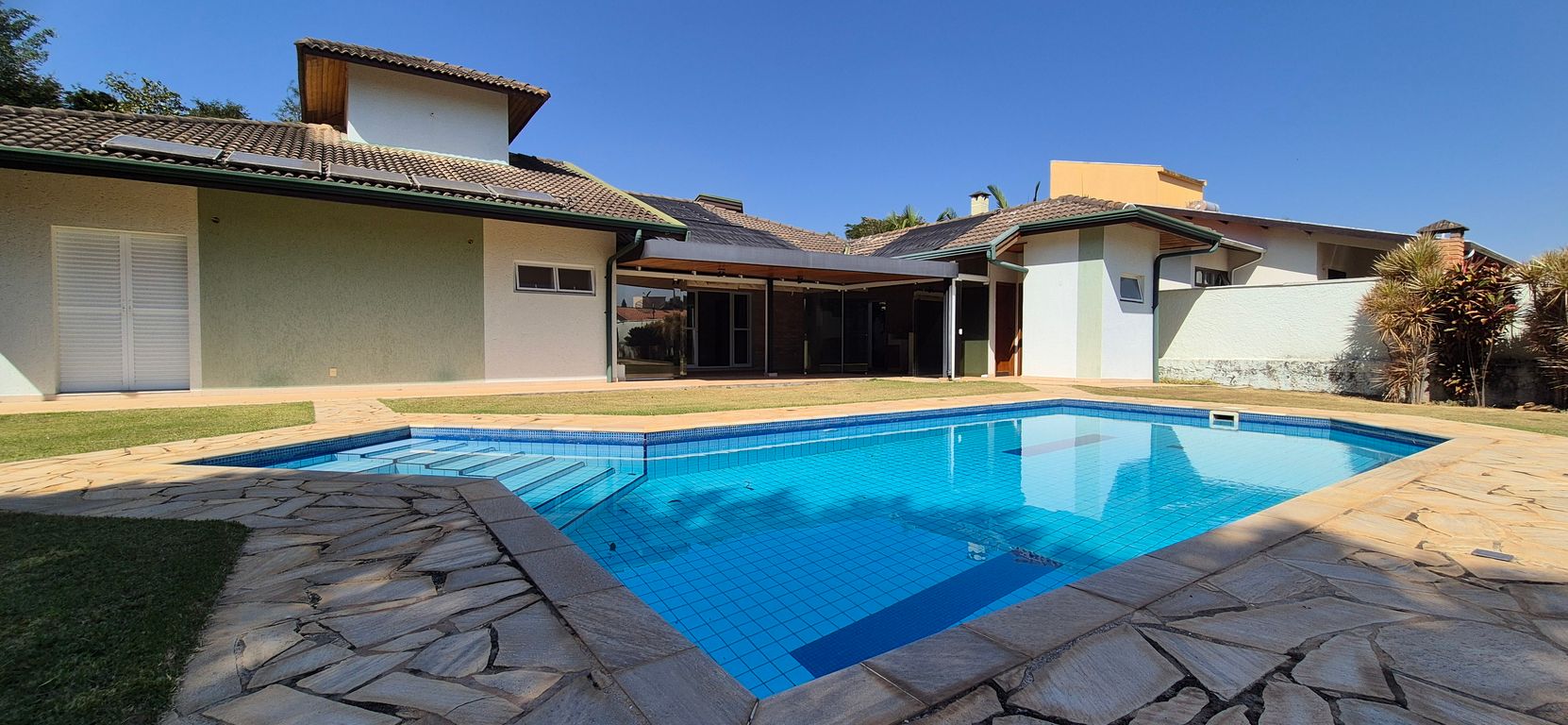Viva Bem: Casa Térrea Rara com Espaço, Natureza e Conforto.