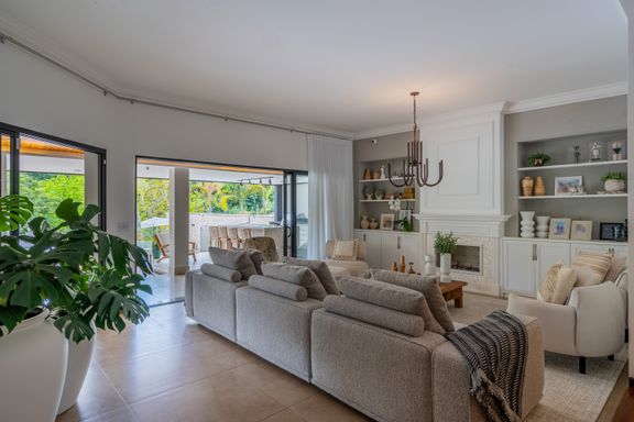 Sala de estar/visitas fino acabamento; lareira a gás e integrada ao lazer.