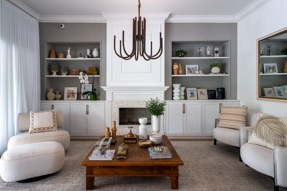 Living sofisticado com lareira a gás, onde o estilo clássico encontra o conforto moderno