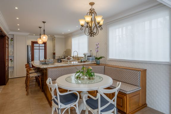 Um encanto de sala de almoço!