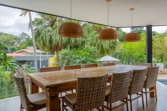 Varanda gourmet Churrasqueira pronta, amigos à mesa.