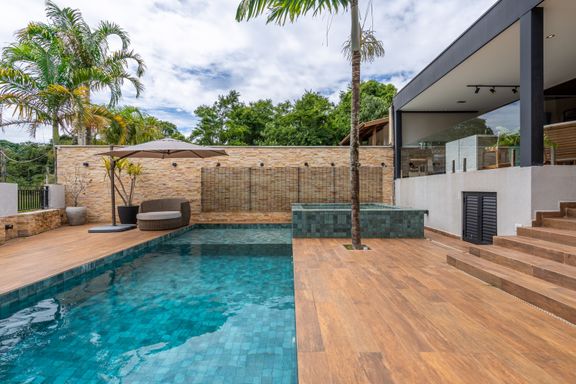 Seu oásis particular: Piscina com prainha, spa e o verde da mata. como moldura permanente.