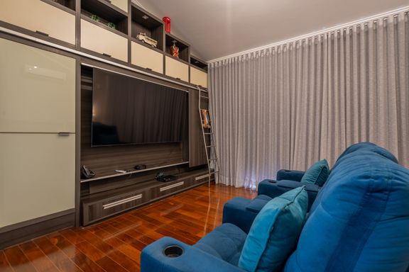 Sala de cinema: Aconchego, sofisticação e sua pipoca favorita ao alcance da mão.