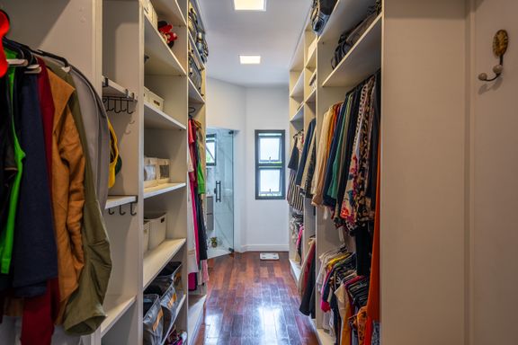 Suite Mater:Espaço e organização: Closet amplo, iluminado e planejado nos mínimos detalhes.