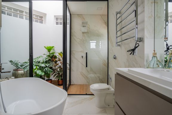 Banho suite Master: Sala de banho com área de luz natural e banheira de imersão: o seu SPA particular.