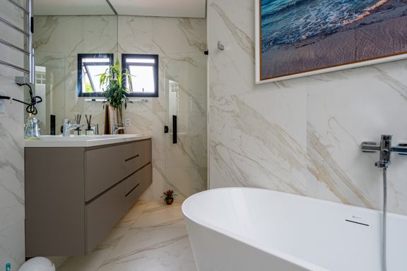 Banho suite master: Banho suite master: bancada com 2 cubas, gabinete, amplo box, banheira, toalheiro elétrico e área de luz natural.