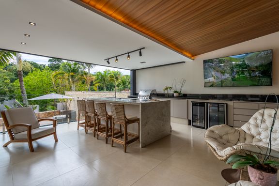 O novo conceito de receber: Varanda gourmet com ilha tecnológica, integrada à natureza e ao lazer