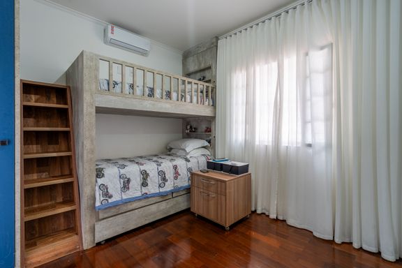 Suite Juvenil:Conforto para toda a família: Suíte planejada com sala de jogos integrada.