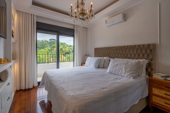 Suite Master: Desperte com o horizonte: A magnífica vista da reserva ambiental diretamente do conforto da sua suíte.