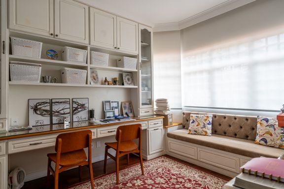 Trabalhe inspirado: Home office/biblioteca com o silêncio e a paz da vista para a mata; ou ainda um 4º dormitório.