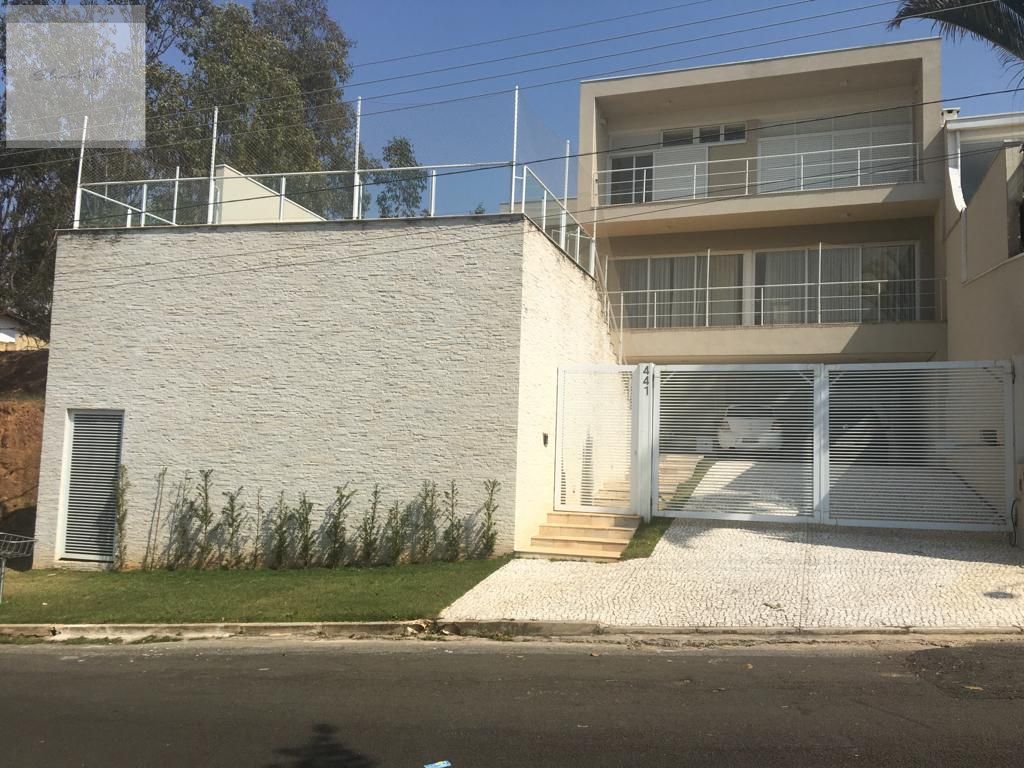 em Sousas, com 4 suites (uma no térreo)