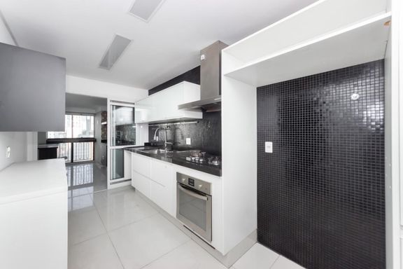 Cozinha planejada com integração à sala