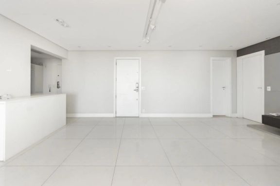Sala ampla e iluminada