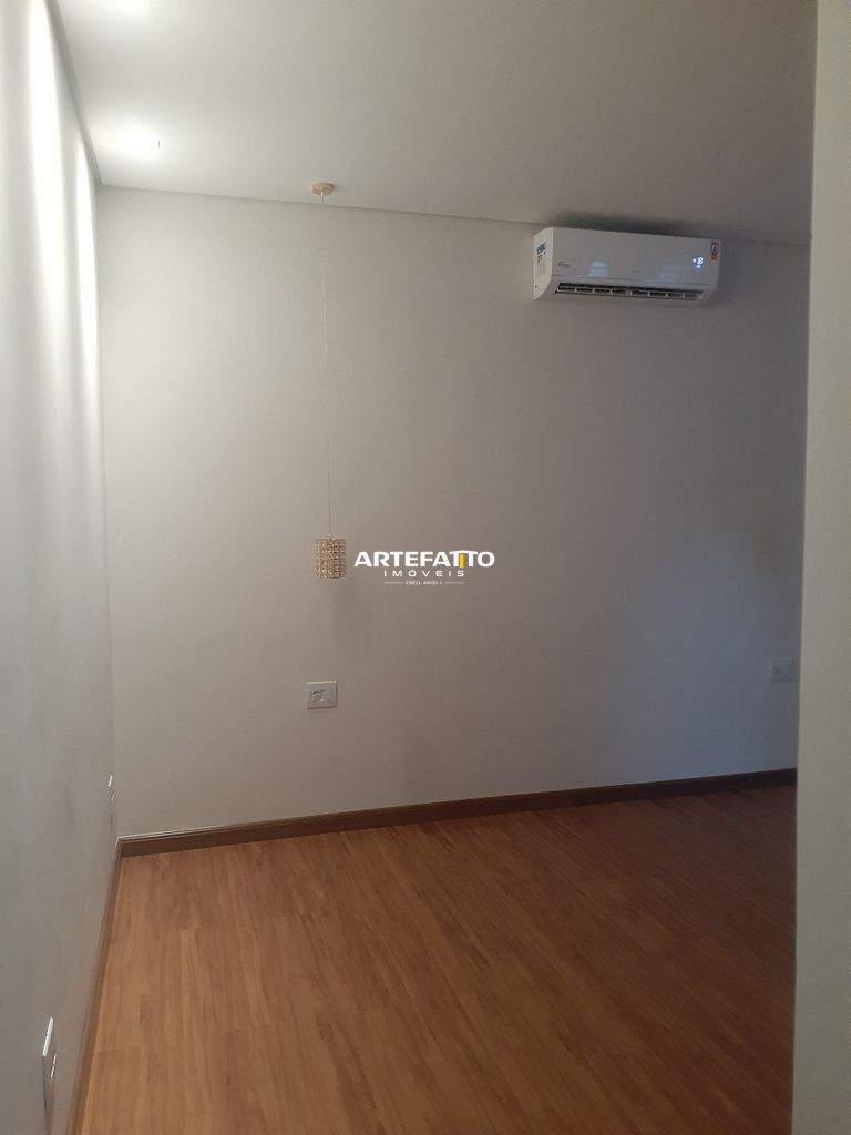  - Casa com 3 dormitórios no Polo Club