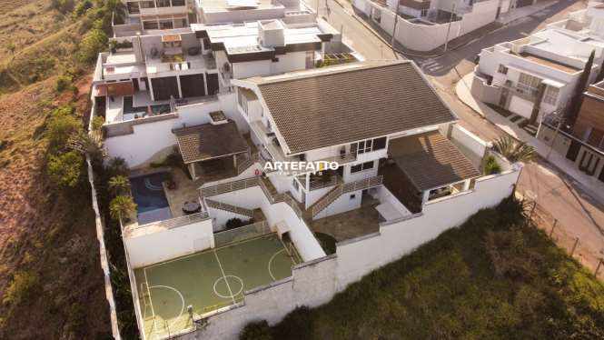  - Casa com 5 dormitórios no bairro Vale Verde em Varginha/MG