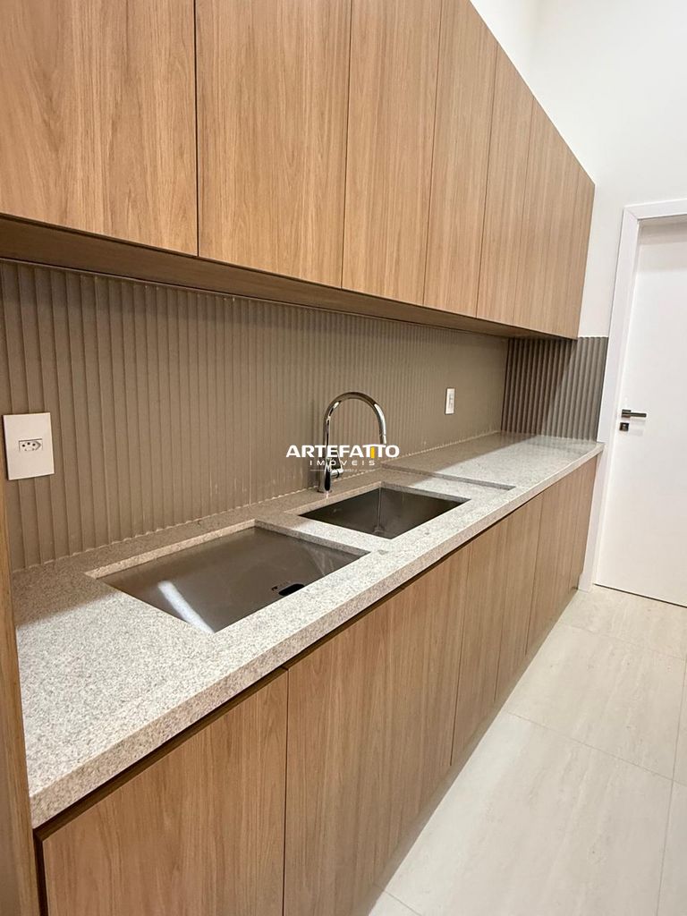  - Casa com 3 suítes no bairro Parque Universitário