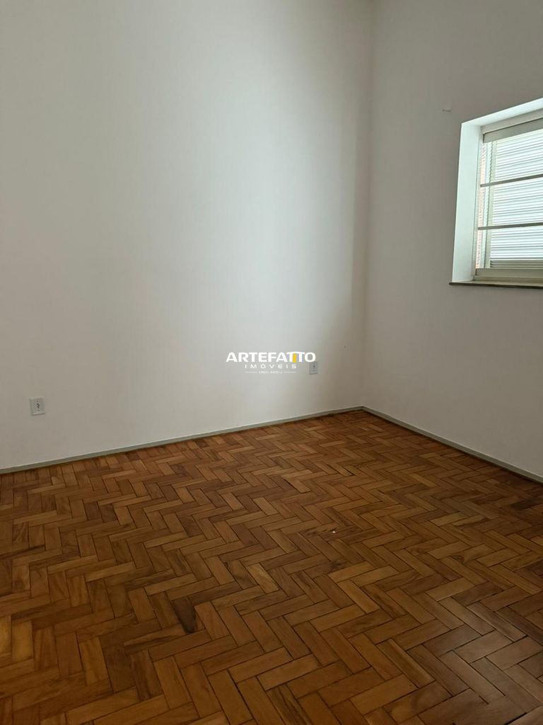  - Casa com 2 dormitórios no Centro