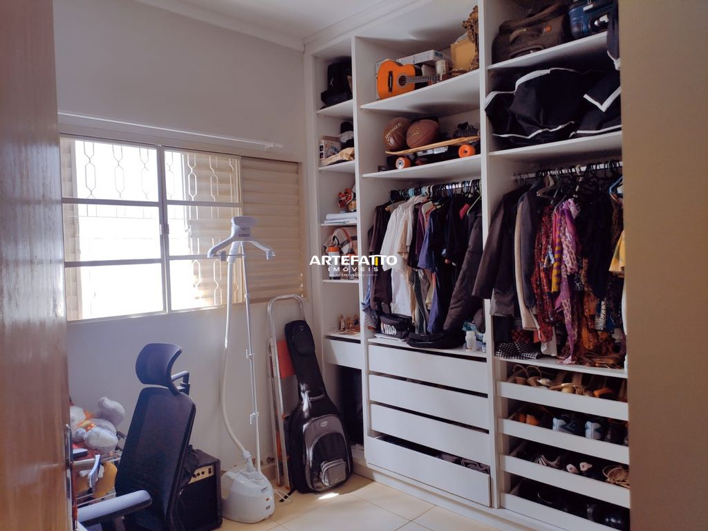  - Bairro Sta. Hilda, 3 dorm. um suíte, 250m² , piscina e garagem para 4 carros