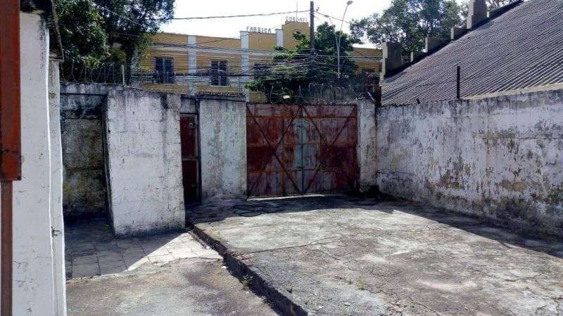  - 
				Casa com 5 quartos, Galpões, terreno e estacionamento com 600.00m2
			
