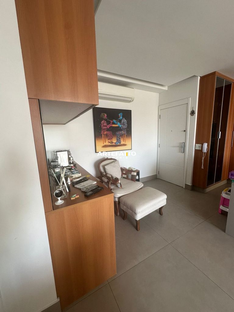  - 
				O apartamento, com 93m² , 2 quartos (podendo fazer 3) com , 2 vagas
			