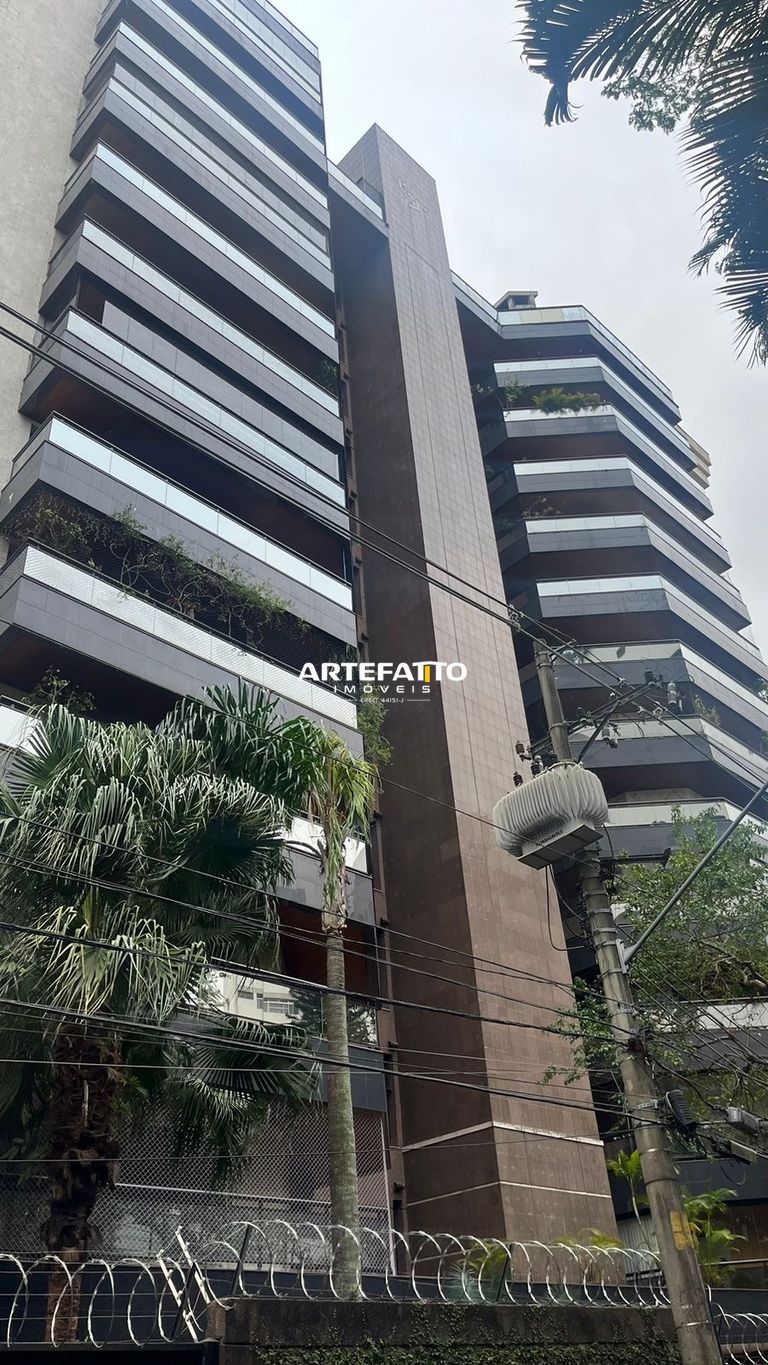  - 
				Apto 4 suítes , 4 vagas determinadas - 275m2
			