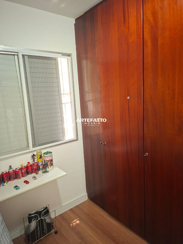  - 
				São 84,55 mt2, divididos da seguinte forma: 4 quatros e 3 banheiros
			