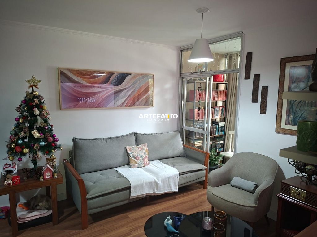  - 
				São 84,55 mt2, divididos da seguinte forma: 4 quatros e 3 banheiros
			