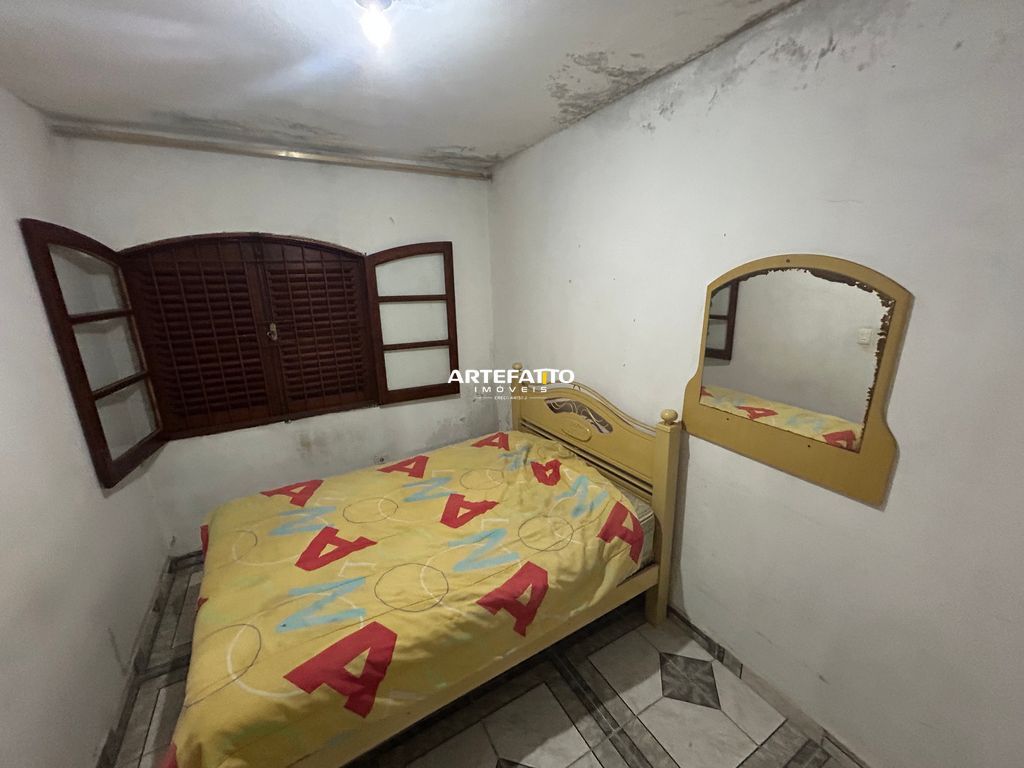  - 
				Casa térrea , bem localizada com potencial de reforma
			