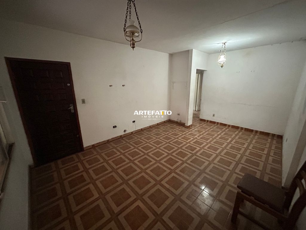  - 
				Casa térrea , bem localizada com potencial de reforma
			