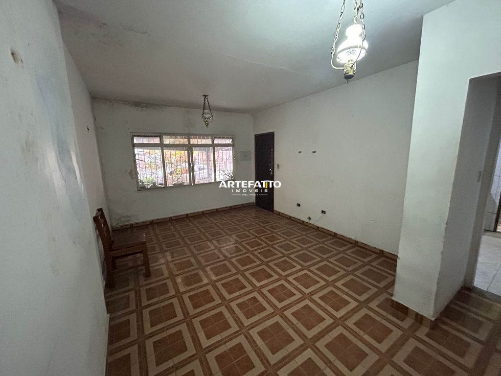  - 
				Casa térrea , bem localizada com potencial de reforma
			