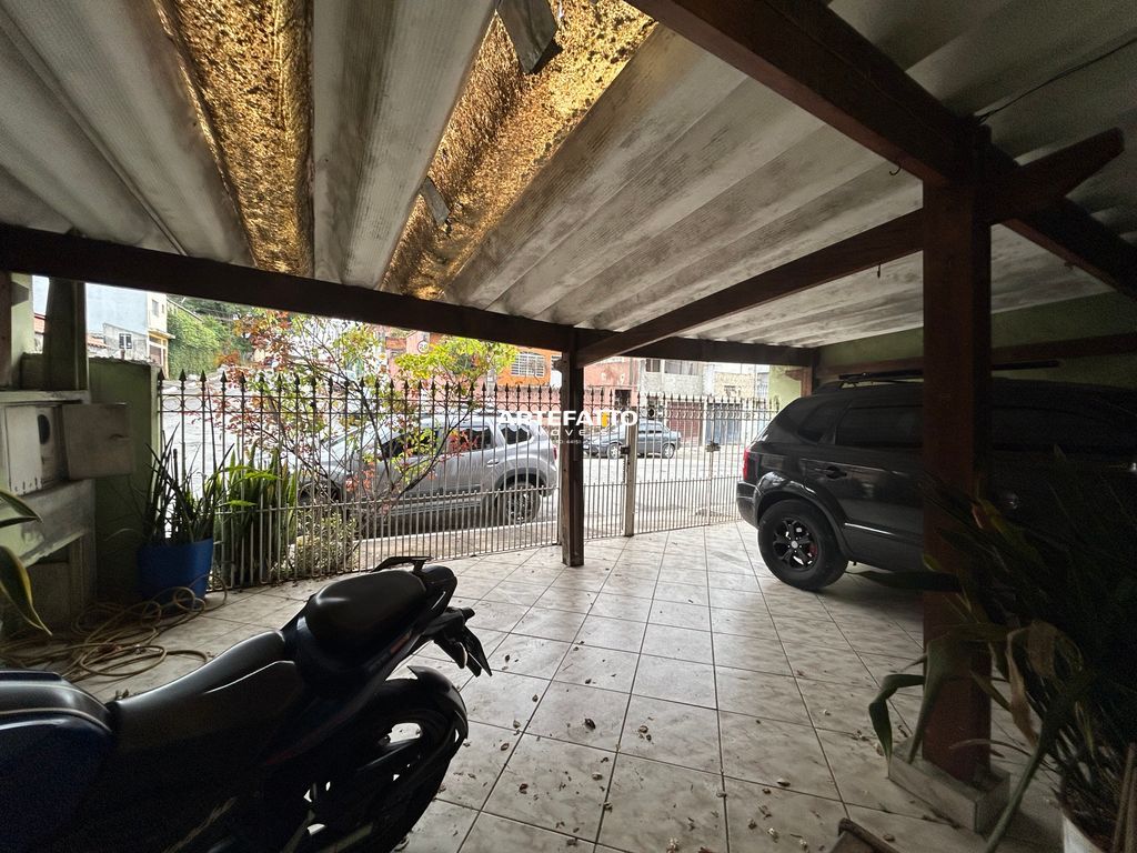 
				Casa térrea , bem localizada com potencial de reforma
			 - Zbroker Imóveis