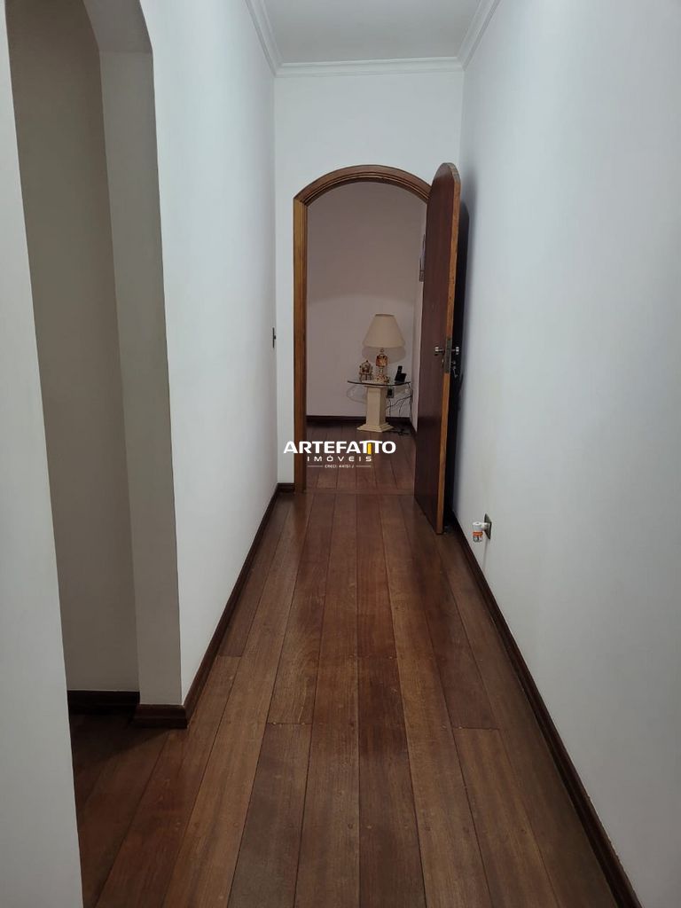  - 
				Casa com piscina bem localizada
			