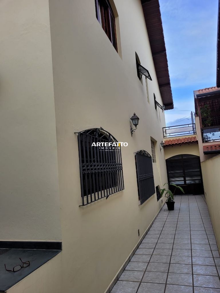  - 
				Casa com piscina bem localizada
			