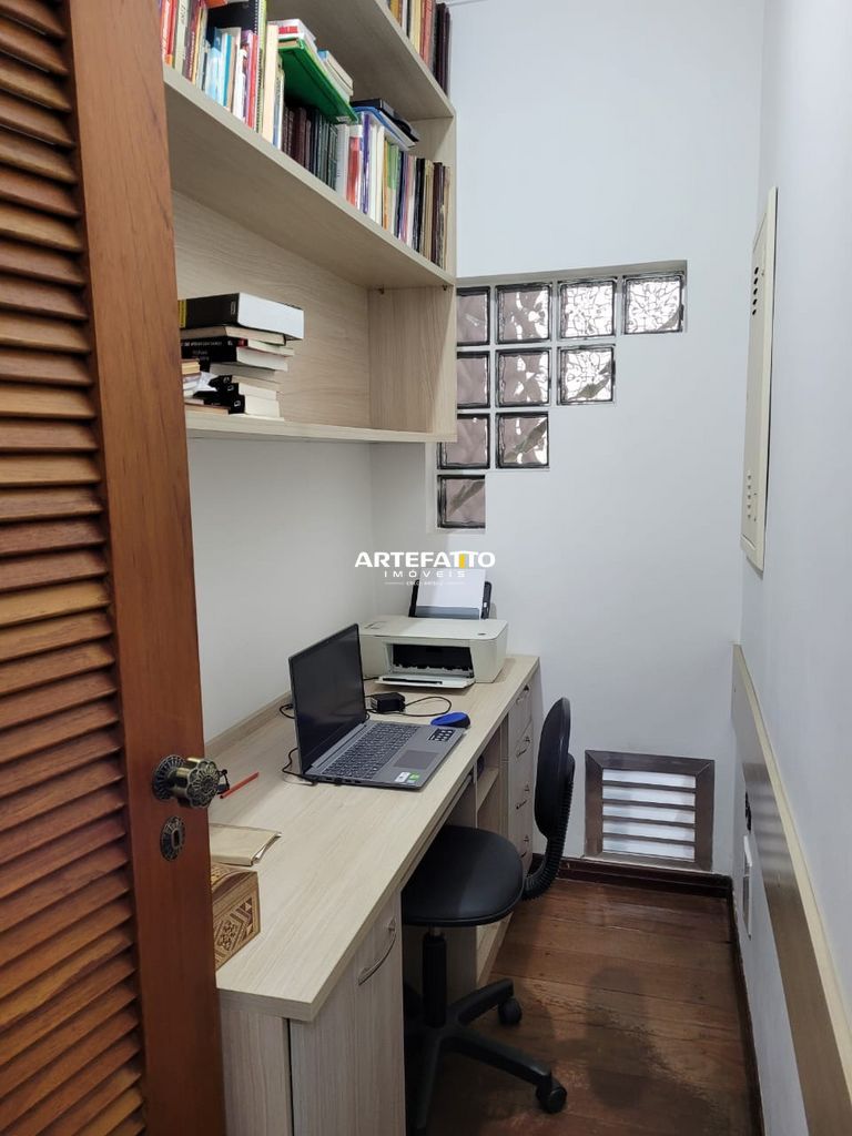  - 
				Casa com piscina bem localizada
			