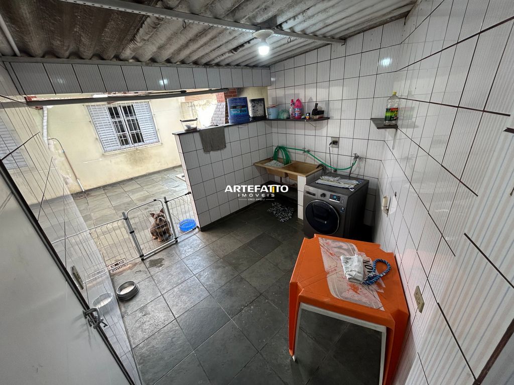  - 
				Excelente casa com ponto comercial a pouco metros do metrô
			