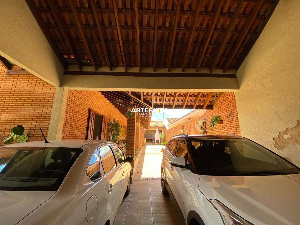  - 
				Residencial ou comercial: casa ampla e consultório na frente.
			