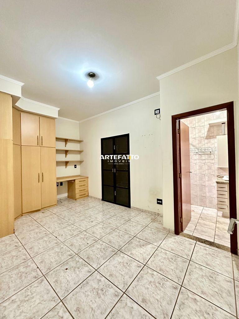  - 
				Casa com 4 dormitórios no bairro São José
			
