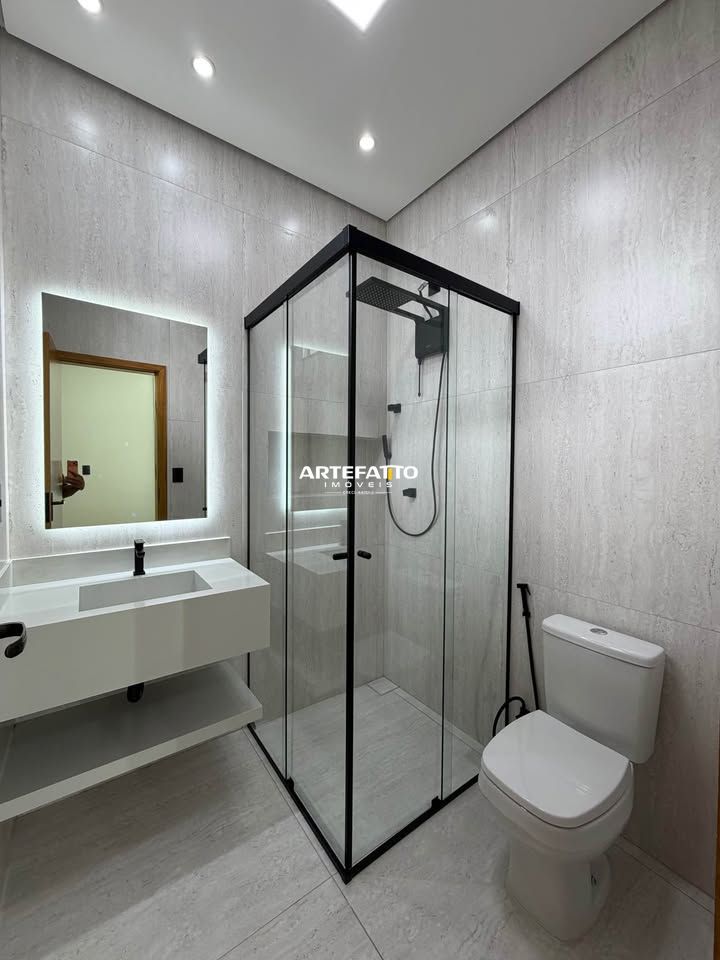  - 
				Casa com 3 dormitórios no bairro Irineu Zanetti
			