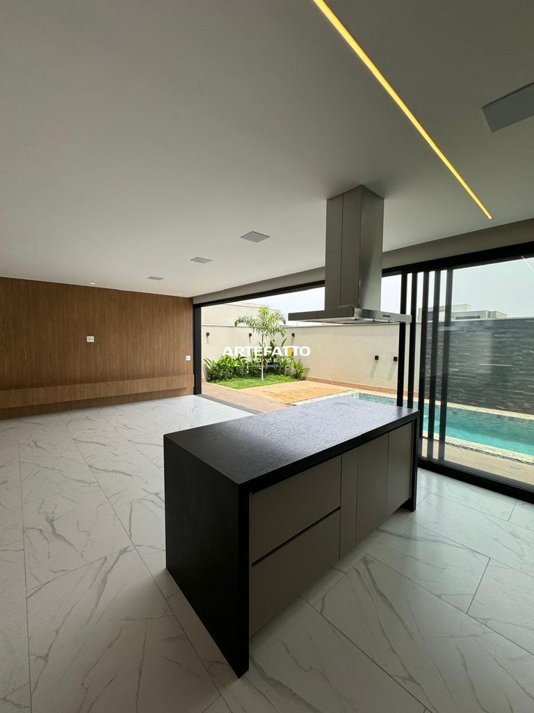  - 
				Casa de condomínio à venda, no Residencial Olivito, com 4 suítes.
			