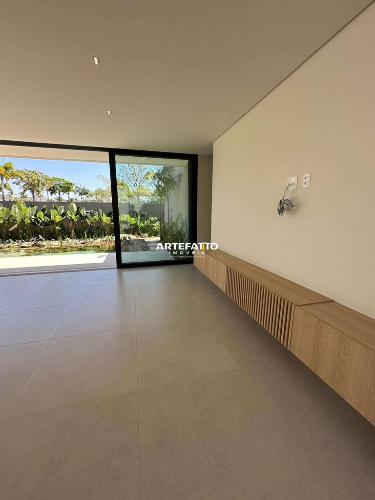  - 
				Casa de condomínio à venda, no Veredas, com 3 suítes e lago
			