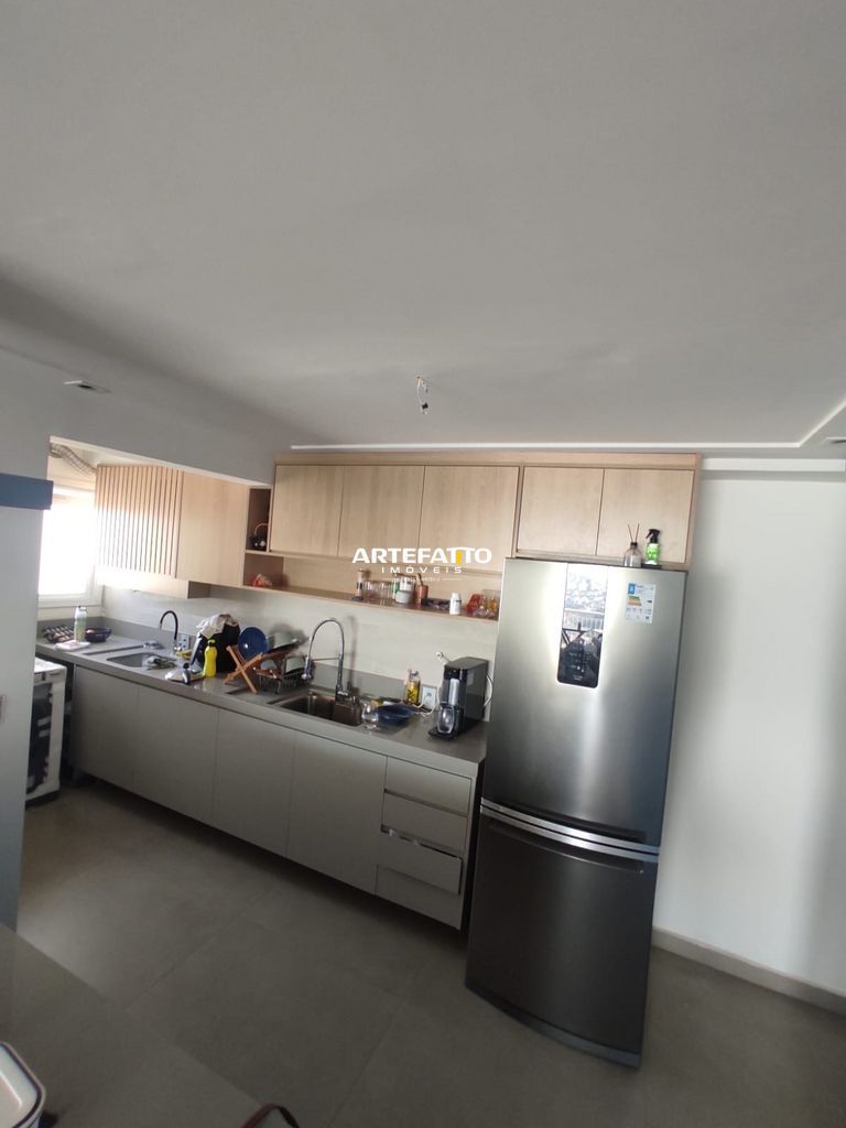  - 
				Com 3 Dormitorios , 2 vagas de garagem e depósito.
			