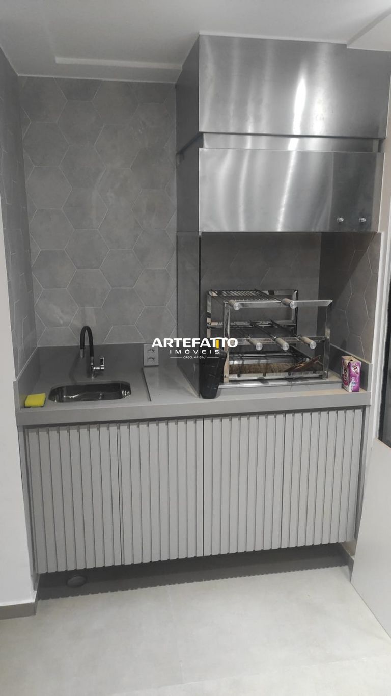  - 
				Com 3 Dormitorios , 2 vagas de garagem e depósito.
			