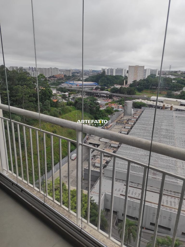  - 
				Com 3 Dormitorios , 2 vagas de garagem e depósito.
			