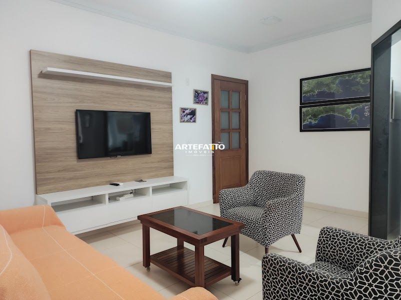  - 
				Espaçoso apartamento a poucos metros da praia das Toninhas
			