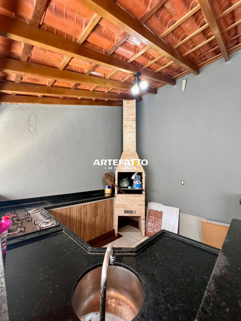  - Casa à venda Res. Meirelles, 3 dorm, 2 suítes, varanda ampla e casa espaçosa