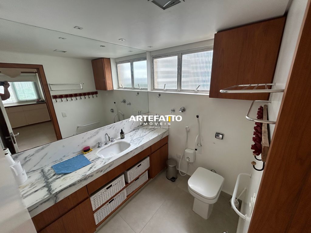  - Este apartamento reformado está localizado em uma das regiões mais práticas