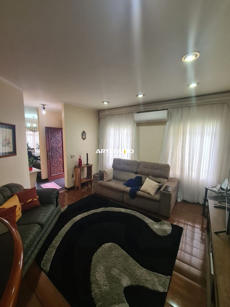  - Casa com 4 dormitórios no Centro de Franca